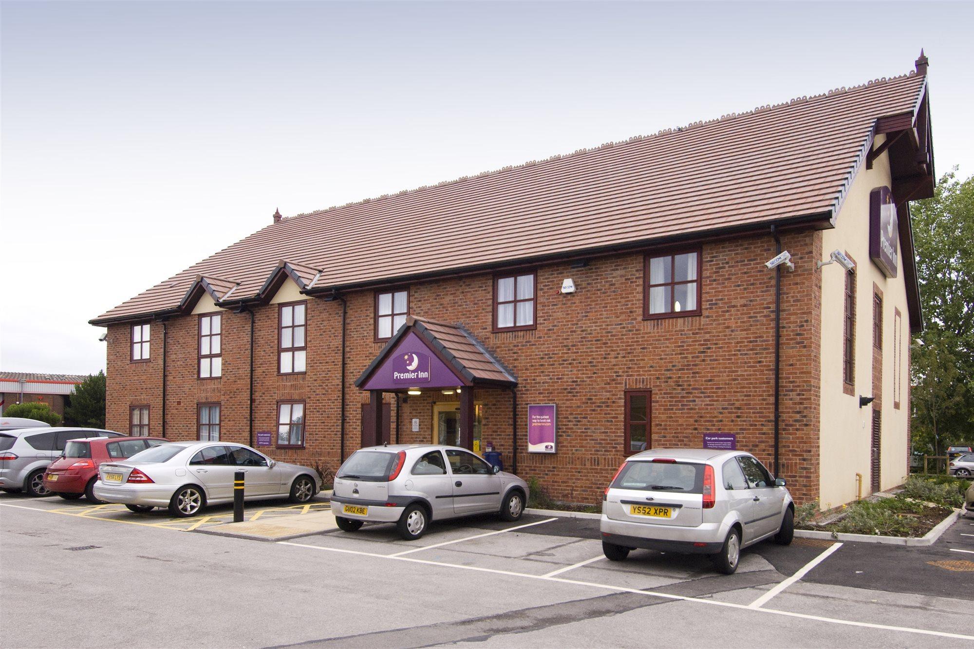 Premier Inn Crewe Central Экстерьер фото