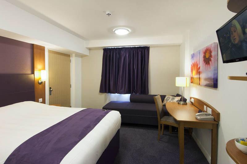 Premier Inn Crewe Central Экстерьер фото